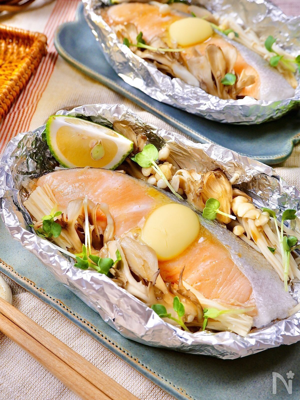 切って包んで蒸すだけ！『フライパンDE塩鮭のホイル焼き』