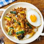 【ワンパン10分で作る！】茄子とズッキーニの簡単キーマカレー