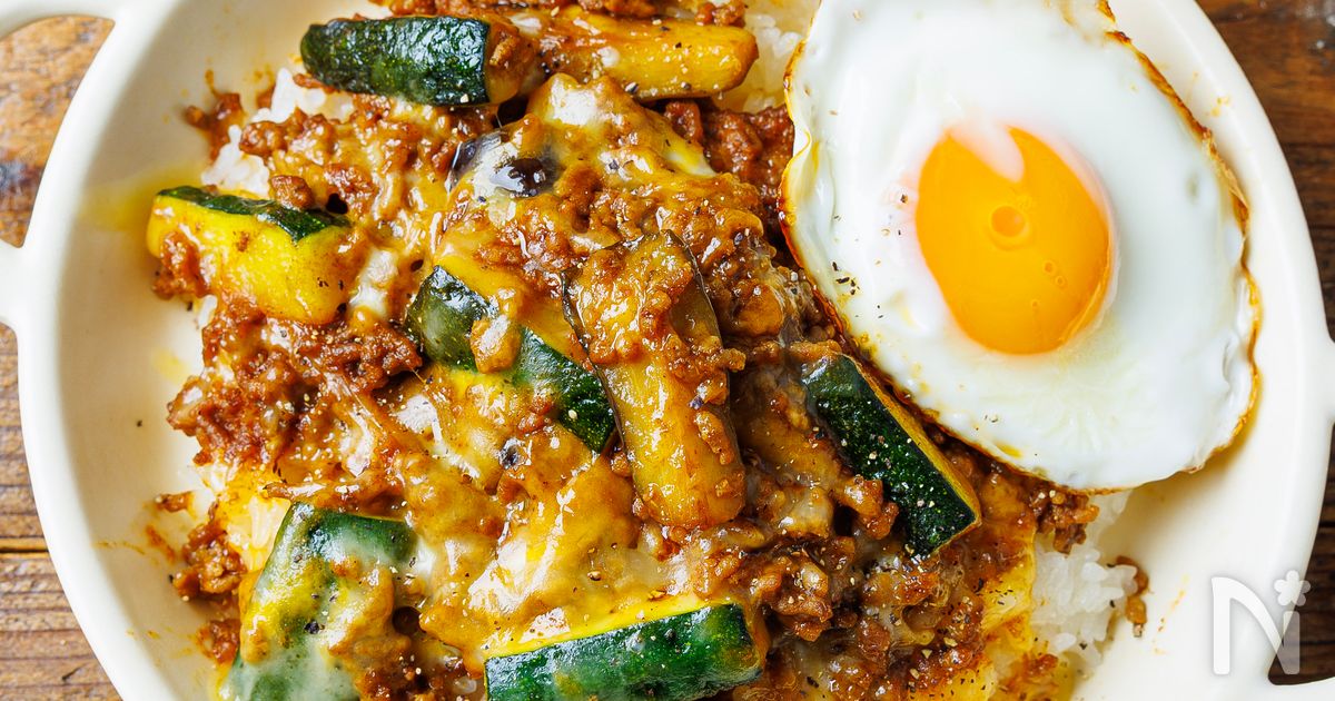 【ワンパン10分で作る！】茄子とズッキーニの簡単キーマカレー