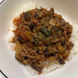 ぺんぎん？の作ってみた!投稿(なすとトマトで簡単！こってり甘辛【ソースそぼろ丼】)