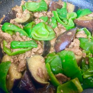 ゆかりの作ってみた!投稿(ごはんがすすむ！なすとピーマンのカレーそぼろ炒め)