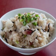 だしで炊くからおいしい【梅ひじきごはん】