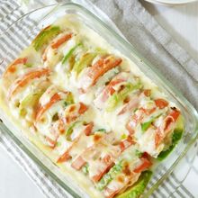飲めるような美味しさ!アボカドとトマトのチーズソース焼き