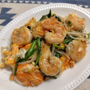 コスモスの作ってみた!投稿(野菜がたっぷり♡ぷりぷりエビとニラ卵もやしのオイスター炒め)