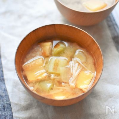 焼きねぎと油揚げとえのきの味噌汁*焼いて香ばし風味!
