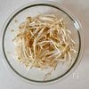 材料3つで副菜!《もやしとわかめとしらすのナムル》の工程1