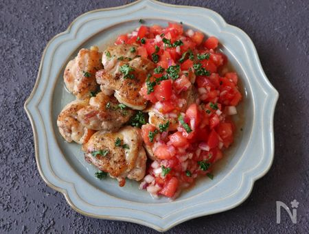 鶏もも肉を盛り付け、サルサソースをかける