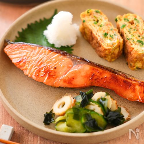 【鮭の西京焼き】旨みがぎゅっと♡漬け込んで焼くだけ!