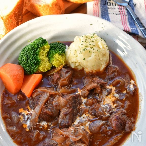 コトコト煮るだけ♡無水de簡単♡激うま♡ビーフシチュー♡