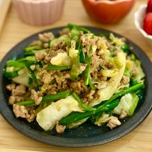 キャベツ大量消費♡豚ひき肉とニラのスタミナ炒め【ご飯すすむ】
