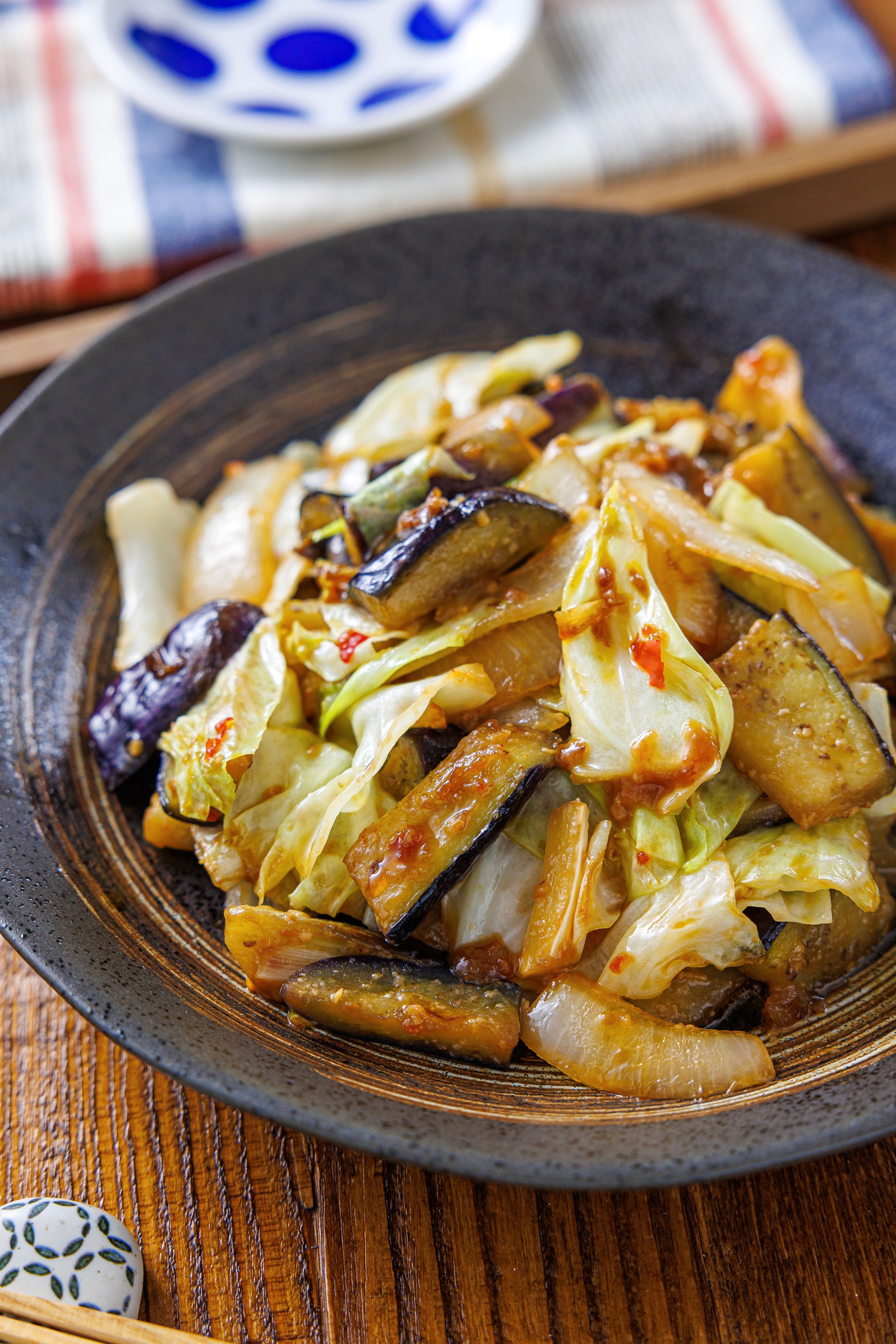 余り野菜の絶品おかず♪】キャベツ玉ねぎなすのピリ辛味噌炒め