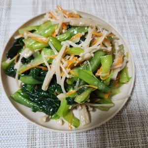 とももの作ってみた!投稿(焼肉屋さん風《小松菜とえのきと人参♡旨塩ナムル》)
