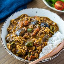 【夏バテを吹き飛ばせ】レンジで作るなすとトマトのひき肉カレー