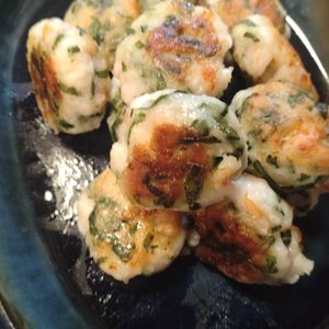 なべ円の作ってみた!投稿(丸めて焼くだけ♩エビの大葉団子)