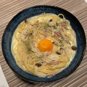 単身赴任おじさんの作ってみた!投稿(しめじとベーコンのお手軽カルボナーラ風)