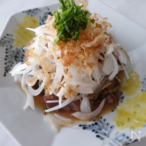 新玉ねぎと初がつおの梅肉和え