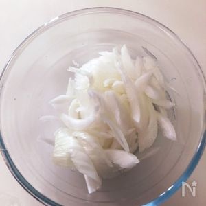 約30分で完成！？不思議パンの玉ねぎとチーズのお惣菜パン | レシピ