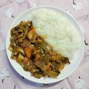 ぴんくツバメの作ってみた!投稿(パパっと完成♩【豚肉ときのこの時短カレー】煮込み時間不要！)