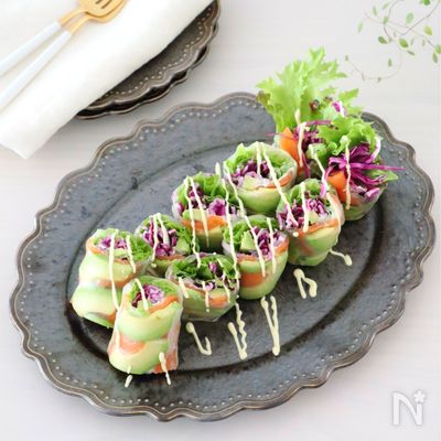 ＼簡単ヘルシー／お野菜たっぷり♪アボカド＆サーモンの生春巻き
