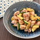 ご飯がすすむ！《ズッキーニと鶏ももの塩だれ炒め》