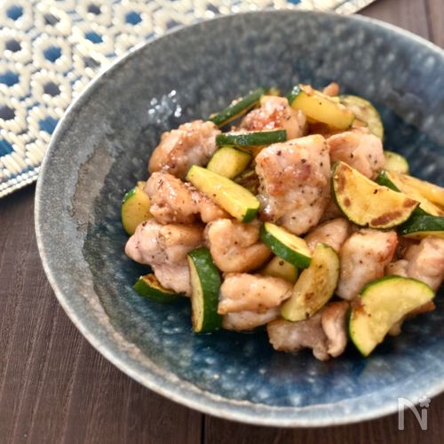 ご飯がすすむ!《ズッキーニと鶏ももの塩だれ炒め》