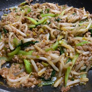 ゆ〜の作ってみた!投稿(行列の定食屋さんの🍚うま辛🤩ごま担々もやし肉野菜炒め定食)