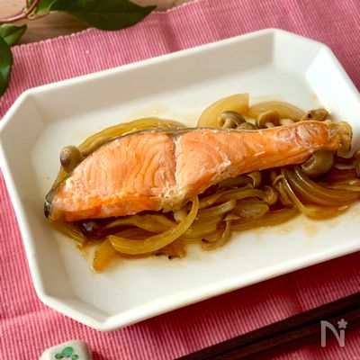お皿1枚で完結！【鮭のレンジ蒸し】バター醤油が食欲そそる♡