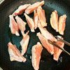 鶏手羽中と新じゃがのニンニクコチュ醤油がらめの工程2