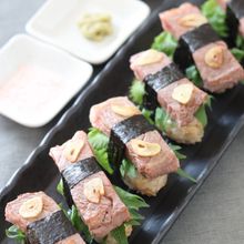 ちょっと贅沢に♡ガーリックライスでにぎるがっつりステーキ寿司