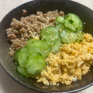 ぽちゃこの作ってみた!投稿(5分で絶品!【王道の鶏そぼろ丼】簡単・混ぜるだけ♡)