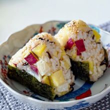 甘じょっぱ！さつまいもとカマンベールの塩昆布おにぎり