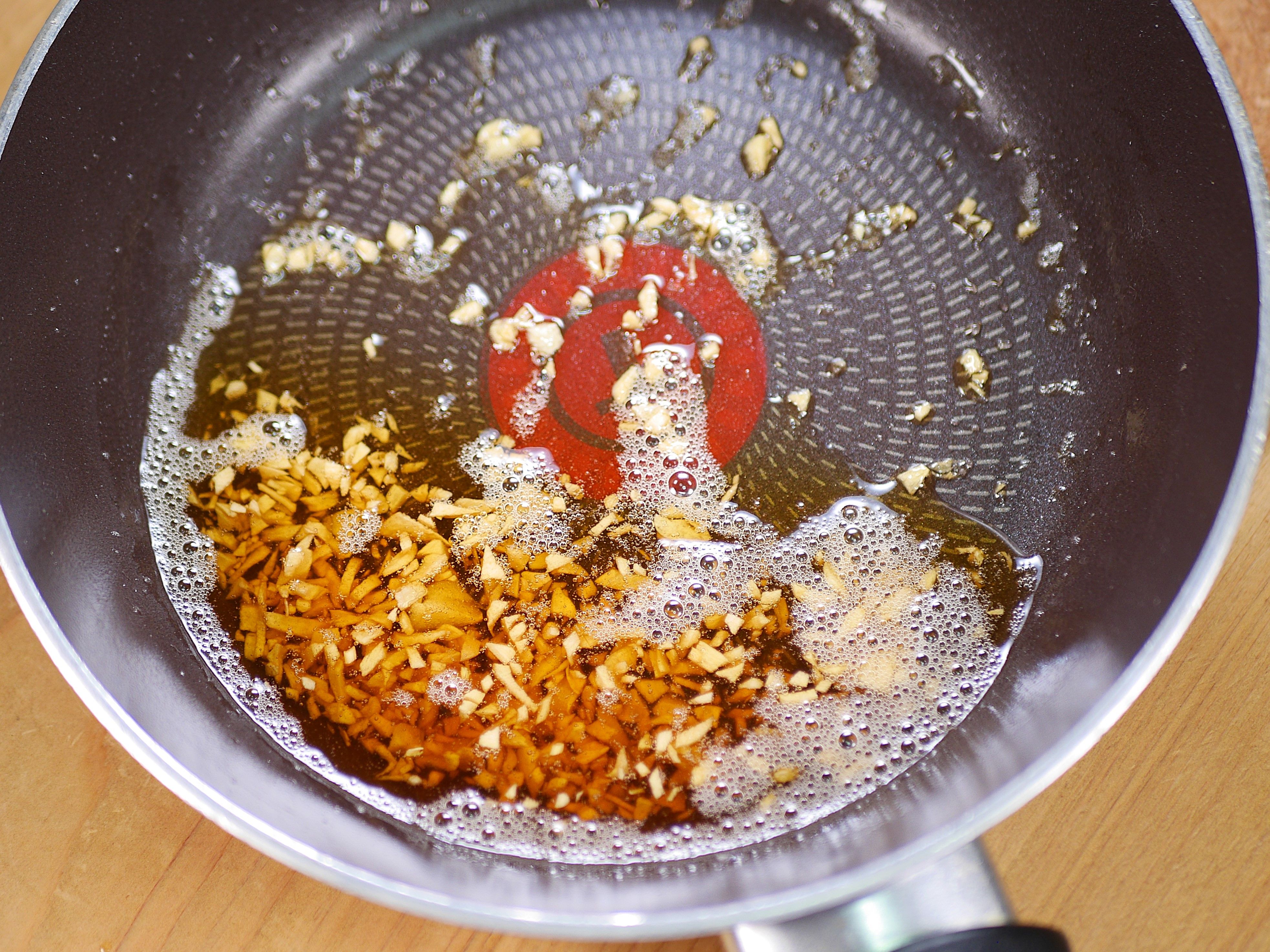 行列のラーメン屋さんの🍜特製赤マー油☆ピリ辛もやし☆🤩☆ | レシピ