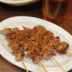 【豚カシラの洋風串焼き】カレー風味でお酒もご飯も進む！