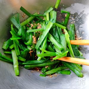 3分で完成！やみつき♡ニラのピリ辛うま塩和え | レシピサイトNadia