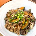 【ワンパンで簡単】ご飯が進む！ひき肉カボチャ舞茸の甘辛炒め