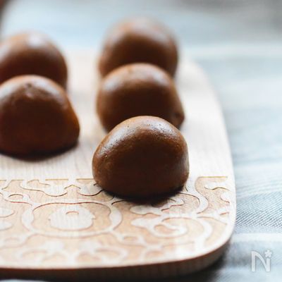 たっぷりゴマあんの黒糖まんじゅう〜甘さ控えめ和スイーツ〜