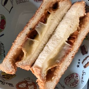 まこ。の作ってみた!投稿(甘じょっぱい背徳の味♡『ピーナッツバターチーズトースト』)
