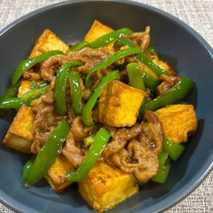 楽ラク手抜キッチン🐶🐾の作ってみた!投稿(節約食材♡厚揚げでカサ増し♪豚こまとピーマンの甘辛カレー炒め)