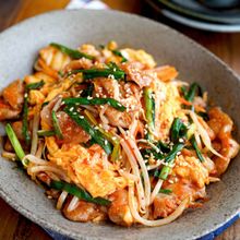 【豚ニラ玉の旨辛キムチ炒め】ご飯が進む!やみつきピリ辛おかず
