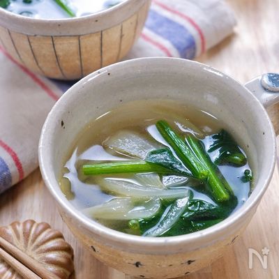 シンプルで美味しい！『ほうれん草と玉ねぎのコンソメスープ』