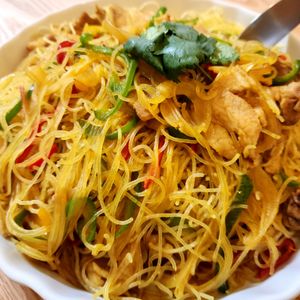 ぱんだの作ってみた!投稿(簡単本格的な味♪夏野菜と豚肉のカレー風味焼きビーフン🍴)