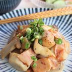 ねっとり美味しい！里芋と鶏肉のガリバタ炒め