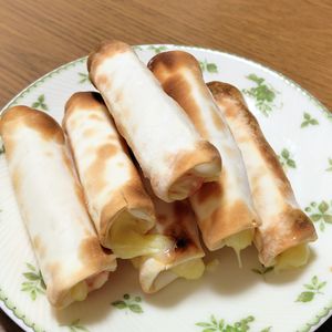 めぇの作ってみた!投稿(材料4つ！トースターでパリもち♡「カニカマ餅チーズ棒餃子」)