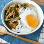 【豚バラとニラの甘辛どんぶり目玉焼きのせ】簡単♪