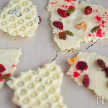 板チョコでおしゃれ ホワイトベリーチョコレートバーク By むっちん 横田睦美 レシピサイト Nadia ナディア プロの料理家のおいしいレシピ