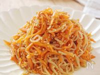 食材2つで簡単!【にんじんと白滝の中華風ごま炒め】腸活にも◎
