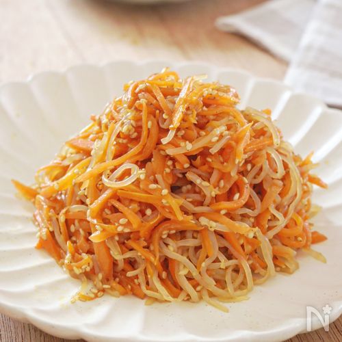 食材2つで簡単!【にんじんと白滝の中華風ごま炒め】腸活にも◎