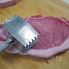 トマトソースで食べる「ポークソテー」（ほうれん草添え）の下準備
