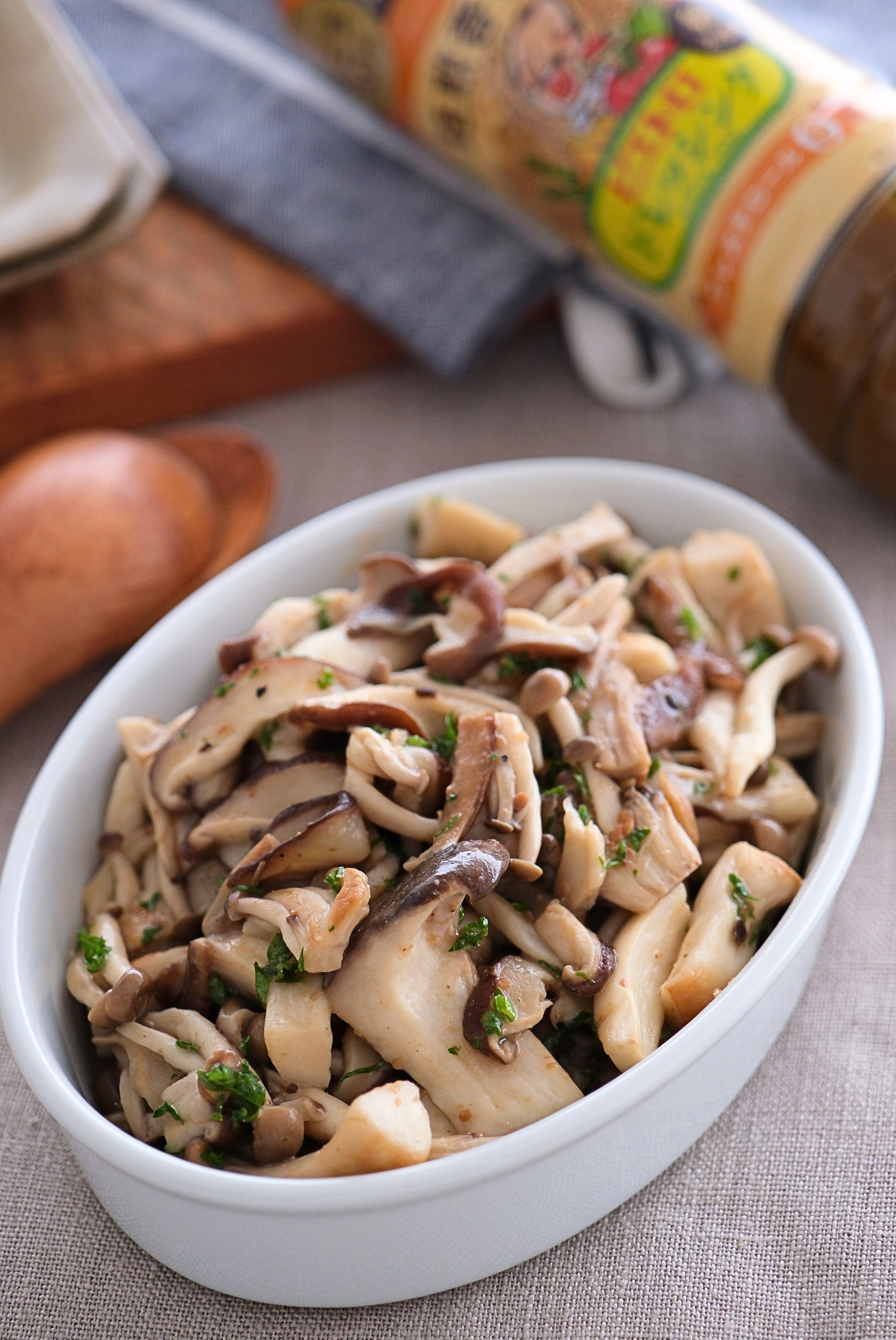 作り置きできる超簡単！】3種のきのこのごまサラダ | レシピ