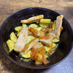 ゆーなの作ってみた!投稿(【豚バラズッキーニの旨塩にんにく炒め】カリじゅわ♪夏味おかず)